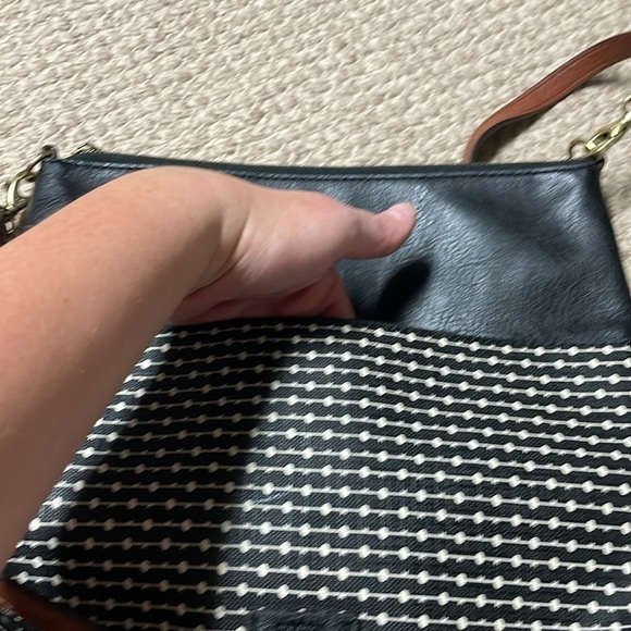 Fossil black and white Fiona shoulder bag with multiple pockets - Picture 10 of 15